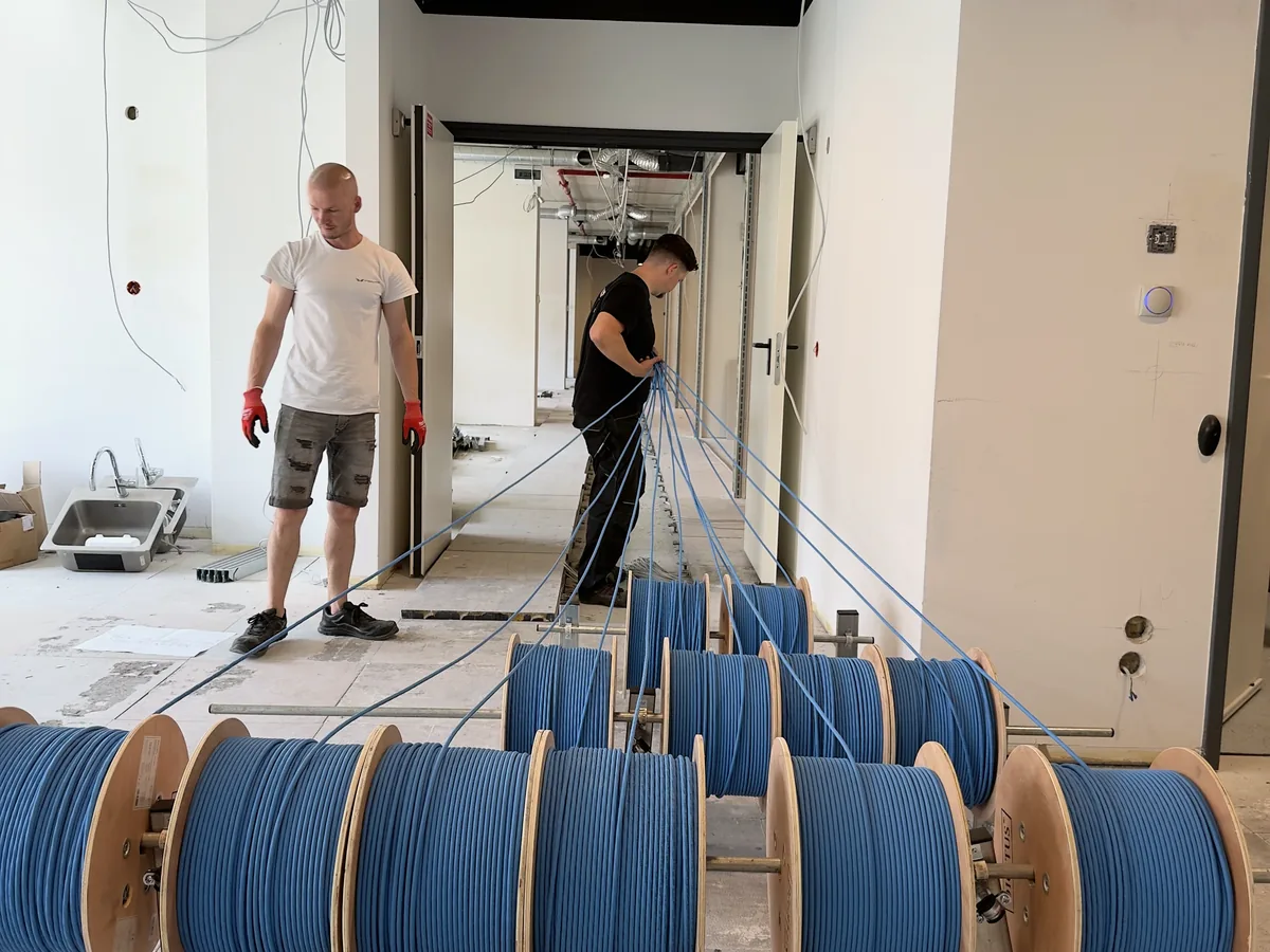 Hálózatépítés munka közben, strukturált kábelezés kiépítése egy ügyfél telephelyén